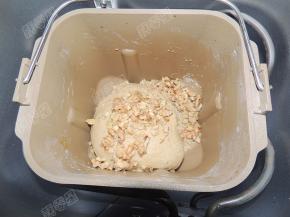 揉面程序结束前五分钟将核桃放入