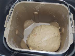 将面团滚圆发酵