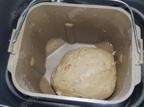 将面团滚圆发酵