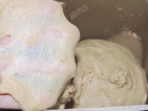 继续揉面至能拉出薄膜