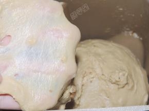 继续揉面至能拉出薄膜