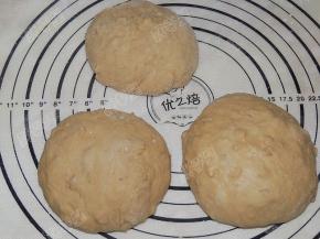 分割成三份滚圆松弛十五分钟