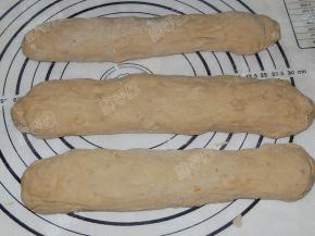 将面团整形成长条