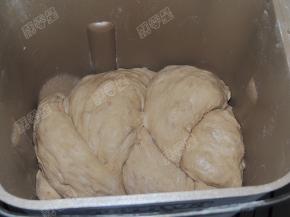 辫子首尾相接压在底部放入面包机内桶