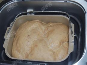 酵至两倍大之后启动烘烤程序，着色轻，时间四十分钟后脱模