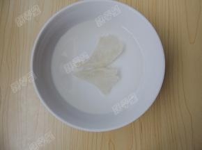 燕盏放在干净的碗里，加清水没过燕盏泡发