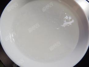 泡发好以后用镊子挑去夹杂其中的细碎羽毛