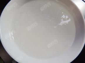 泡发好以后用镊子挑去夹杂其中的细碎羽毛