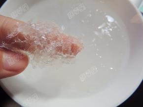 有些没有泡开的部分用手撕开，倒去水，更换新水再浸泡