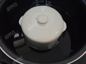 炖盅放入电饭煲内胆，内胆注入水