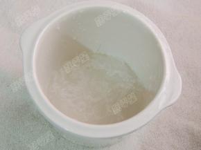 把清理干净的燕窝倒进一个炖盅中，加入少许水