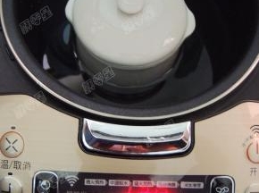 接通电源，选择煲汤程序