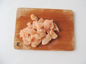 将鸡胸肉切成均匀的鸡肉丁