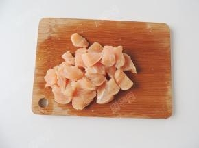 将鸡胸肉切成均匀的鸡肉丁