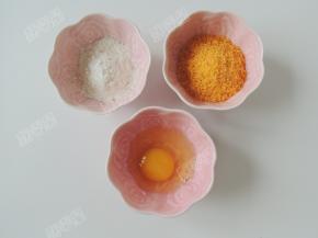 准备好淀粉，全蛋液，面包糠