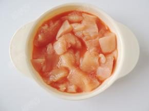 切好的鸡肉丁加入蜜汁腌肉料腌制半小时入味
