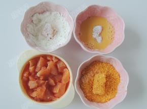 腌好的鸡丁依次沾上淀粉、蛋液，均匀的裹上面包糠