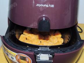 将炸篮推入空气炸锅中，炸制时间设定为15分钟