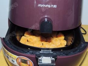 将炸篮推入空气炸锅中，炸制时间设定为15分钟