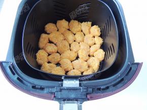 将鸡米花生坯放入空气炸锅的炸篮内