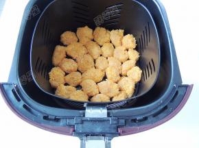 将鸡米花生坯放入空气炸锅的炸篮内
