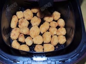 中途可以抽出炸篮查看，炸制时间结束，取出，吃时蘸蕃茄酱