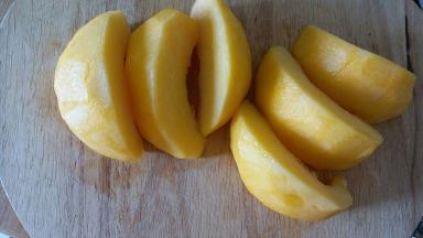 一个黄桃切成六份，因为我用的黄油桃，个头有点大