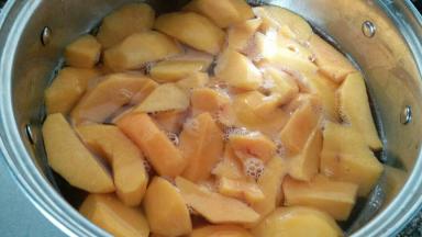 加入切小的黄桃进去煮开后煮8到10分钟