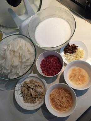 白萝卜刨丝，腊肠切丁，香菇切丁，葱头蒜瓣切碎，虾米和瑶柱泡水
后切丁和撕丝，备用