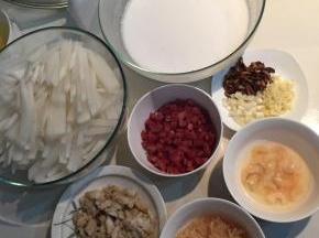 白萝卜刨丝，腊肠切丁，香菇切丁，葱头蒜瓣切碎，虾米和瑶柱泡水
后切丁和撕丝，备用