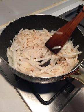 加猪油热锅，炒至6-7分熟