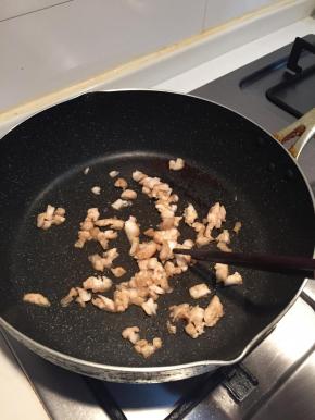 用猪油热锅，把葱头蒜瓣爆香