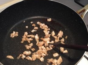用猪油热锅，把葱头蒜瓣爆香