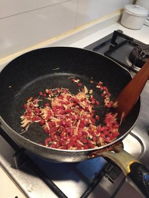 再把腊肠丁，香菇丁，瑶柱丝，部分虾米炒香