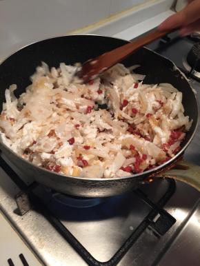 把萝卜丝和腊肠丁等混合翻炒一下，倒入一半米浆再翻炒一下，不需
要炒熟