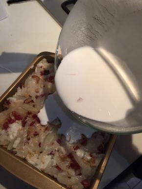 把炒好的萝卜丝混合米浆（米浆先混合好澄粉）倒入盘中