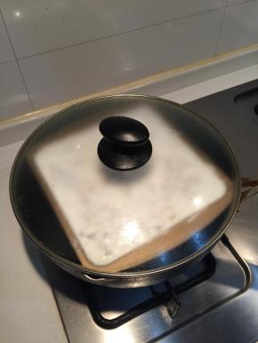 烧开水后，把萝卜糕放上去，大火蒸1个半小时