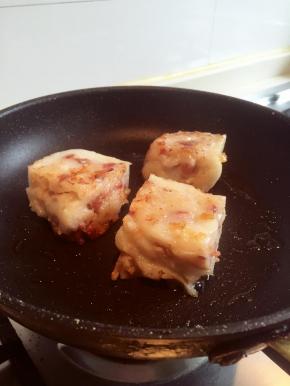 萝卜糕蒸好后放凉，切块煎一下