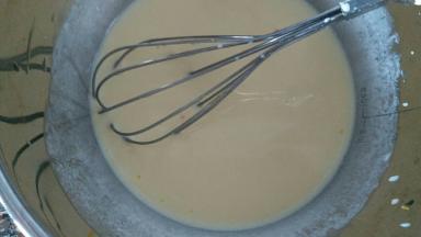 牛奶 奶油 白砂糖 蛋黄和一个全蛋，还有炼乳，放到打蛋盆，用手动打蛋器抽打均匀