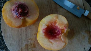 黄桃去皮，一分为二