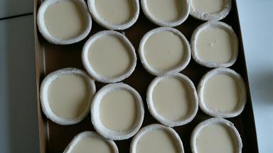 蛋挞液倒进蛋挞皮内