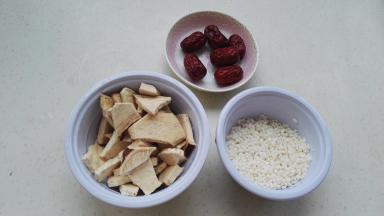 红薯干洗净掰成小块，红枣、糯米淘洗干净。