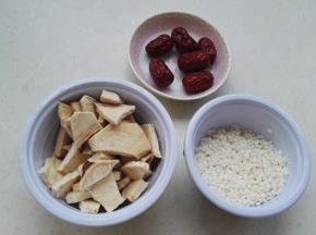 红薯干洗净掰成小块，红枣、糯米淘洗干净。