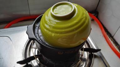 水开后把盖子斜着盖，离个缝降温防溢锅(这个斜盖忘拍了，用做其他时的图)。