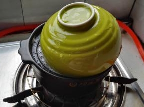 水开后把盖子斜着盖，离个缝降温防溢锅(这个斜盖忘拍了，用做其他时的图)。