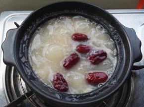 熬至糯米开花，红薯干熟透关火(感觉水少可加开水)。