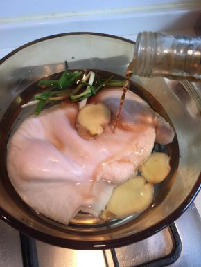 猪肚用盐搓洗干净后，加姜片，葱段，料酒，再加入没过猪肚的水，
大火烧开后，小火慢慢煮熟