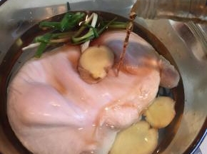 猪肚用盐搓洗干净后，加姜片，葱段，料酒，再加入没过猪肚的水，
大火烧开后，小火慢慢煮熟