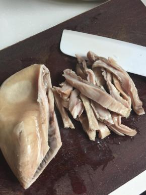 猪肚煮熟后切条