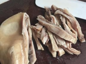猪肚煮熟后切条
